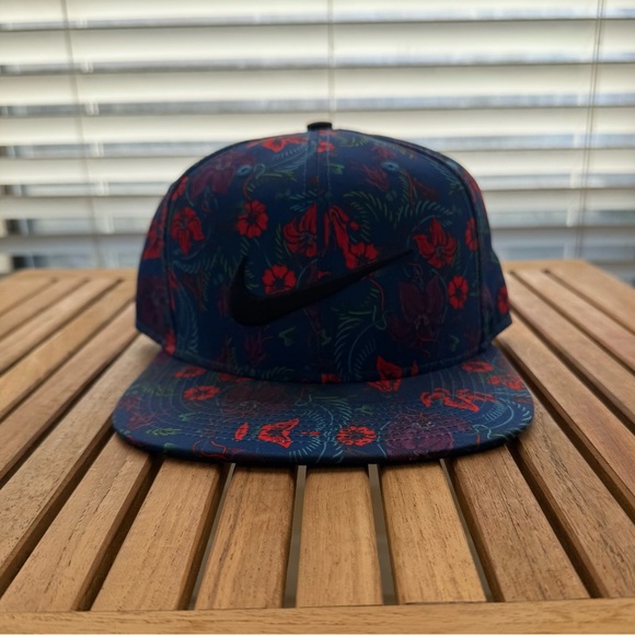 NWOT Nike tropical floral SnapBack - Picture 1 of 4